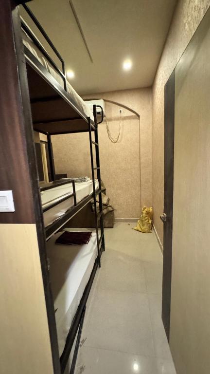 Ένα ή περισσότερα κρεβάτια σε δωμάτιο στο Social Safari Hostel