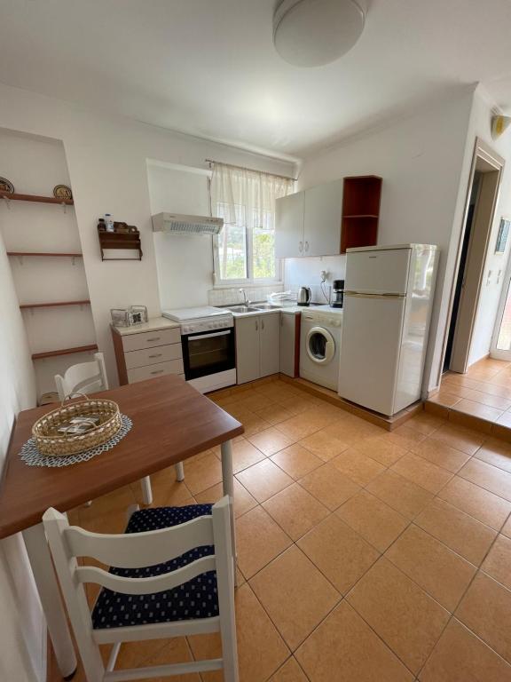 Kuchyň nebo kuchyňský kout v ubytování Plastiras Sea View Apartments