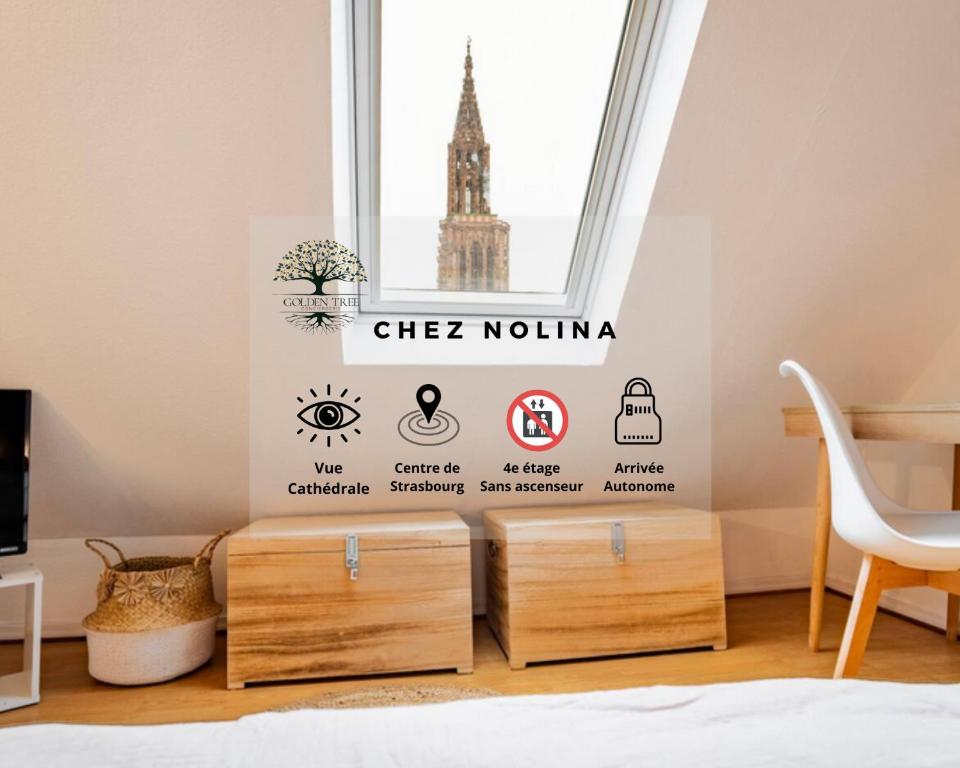 une chambre avec un lit avec une fenêtre avec un panneau indiquant les villes de n dans l'établissement Nid cosy au centre ville, vue magique cathédrale, à Strasbourg