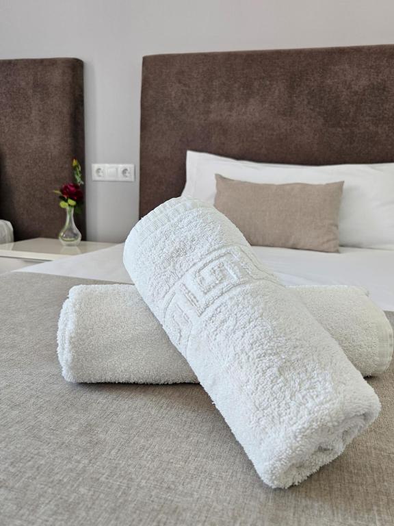 a bed with white blankets and pillows on it at LEVEL Mallorca - Living in Playa de Palma