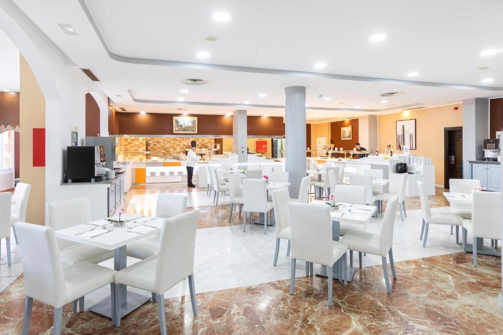 Reštaurácia alebo iné gastronomické zariadenie v ubytovaní Chatur Playa Real Resort
