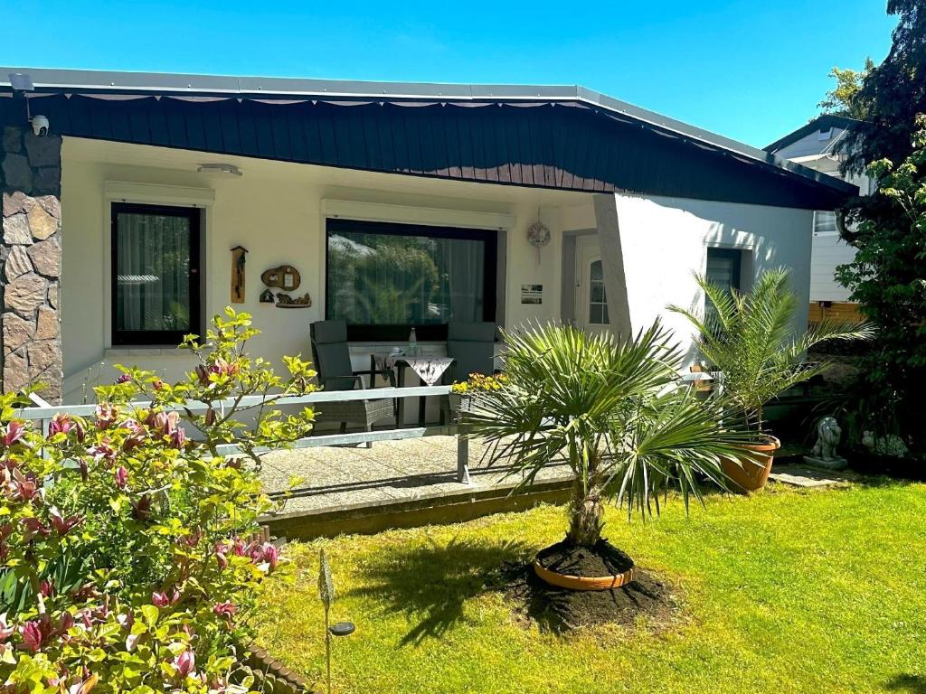 a small house with a porch and some plants at Ferienhaus für drei Personen mit Terrasse in Friedrichroda