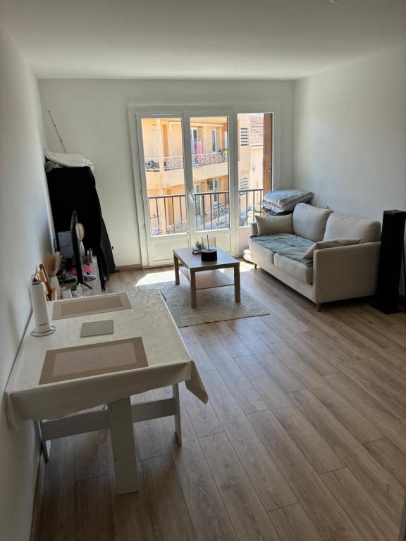 Photo de la galerie de l'établissement 37m2 Rénové - Centre Ville Idéal pour 2, à Six-Fours-les-Plages