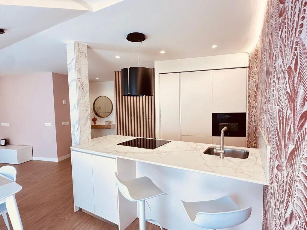 Kuchyň nebo kuchyňský kout v ubytování AtuaireHome Mirando a las agujas de la Catedral de Burgos