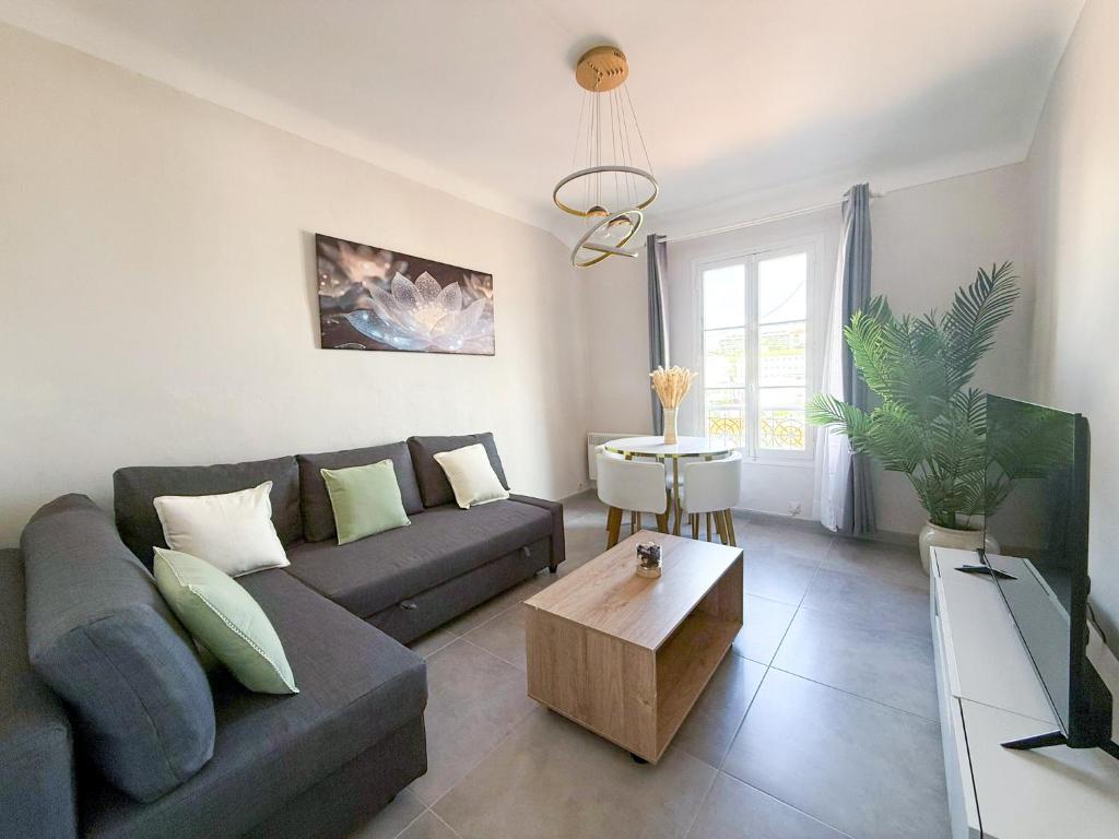 un salon avec un canapé et une table basse dans l'établissement One bedroom cozy apartment in Suquet - Cannes, à Cannes