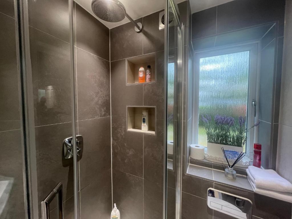 Koupelna v ubytování Comfortable room in a luxurious apt with parking in Blackheath