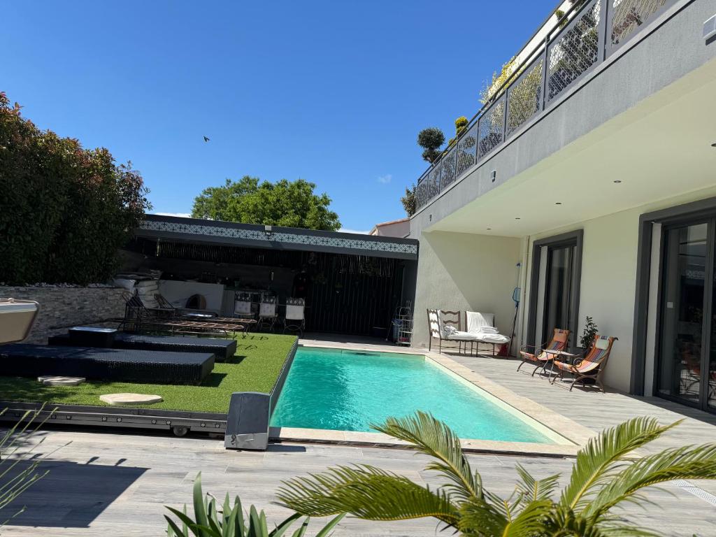 une piscine dans l'arrière-cour d'une maison dans l'établissement Villa contemporaine 4 chambres 1 bureau, à La Ciotat