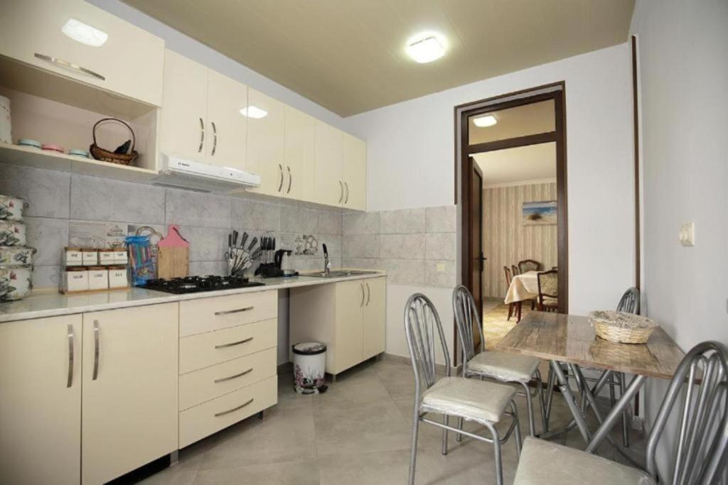 Kuchyň nebo kuchyňský kout v ubytování Medea Guest House