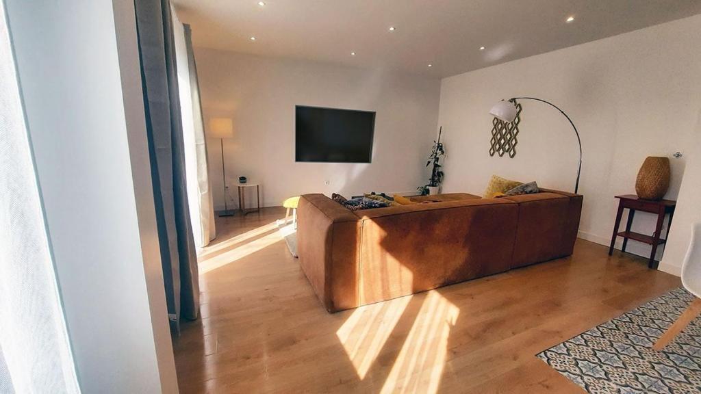 un salon avec un lit et une télévision dans l'établissement Maison paisible 24h du mans, à La Celle-sous-Gouzon