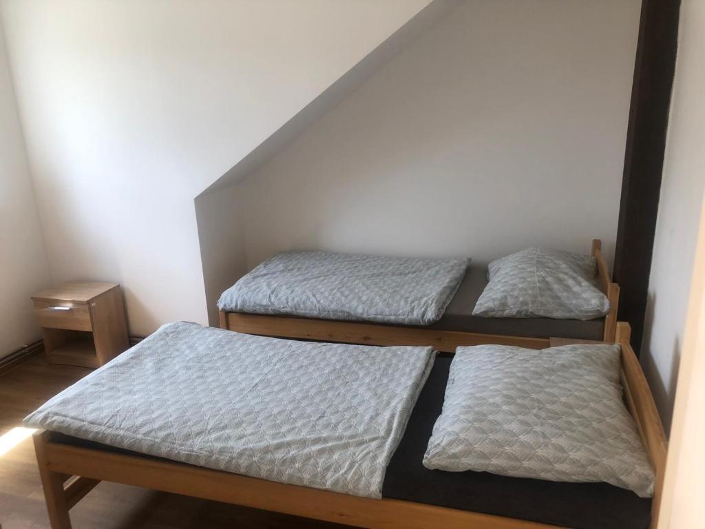 Ένα ή περισσότερα κρεβάτια σε δωμάτιο στο Sleep & Go Korycany