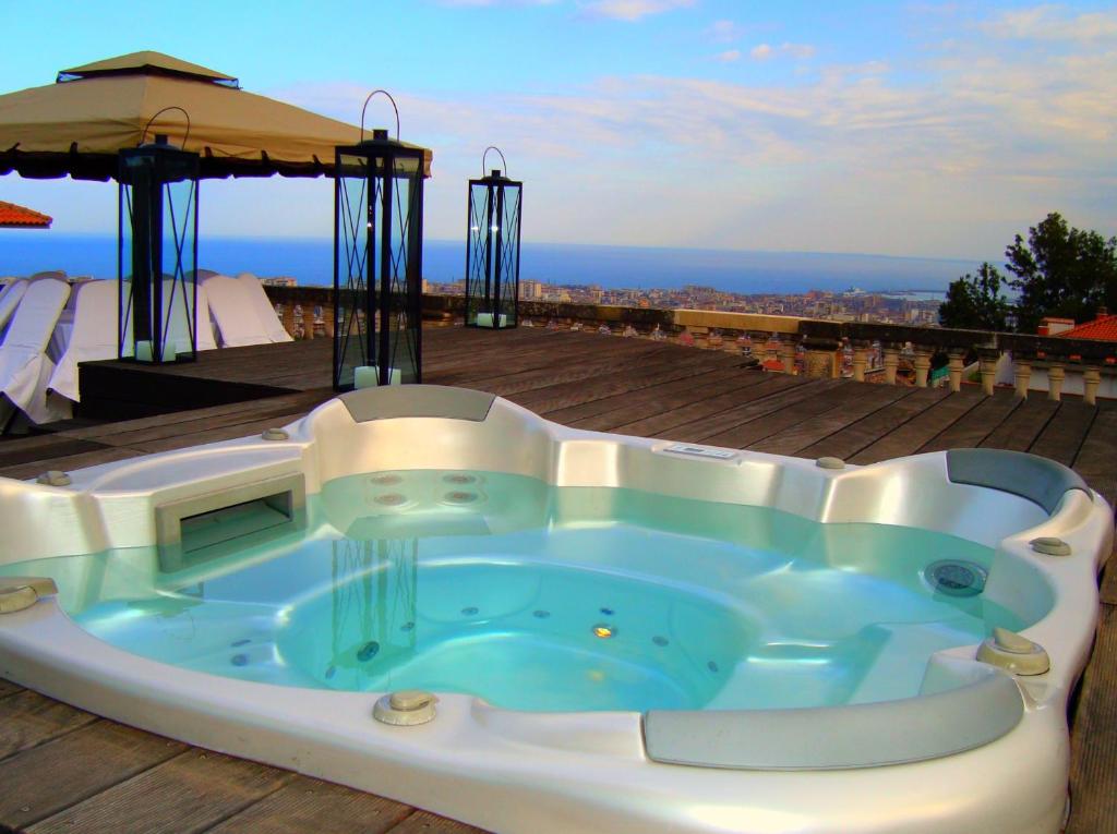 eine Whirlpool-Badewanne auf einer Terrasse mit Aussicht in der Unterkunft Hotel VdB NEXT in Catania