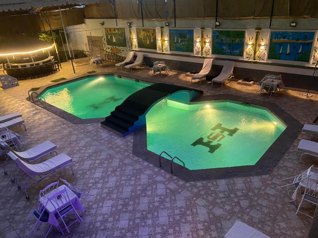 Bazén v ubytování Shady Hotel Luxor nebo v jeho okolí