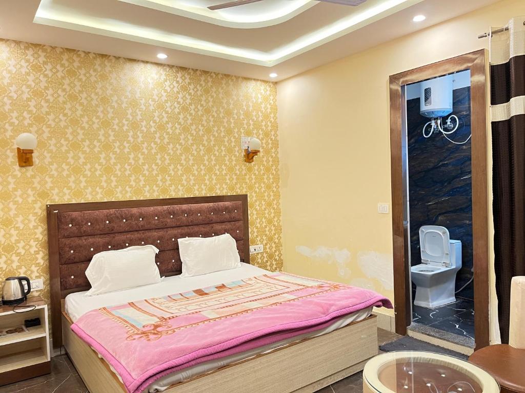 Postel nebo postele na pokoji v ubytování Hotel Tirupati