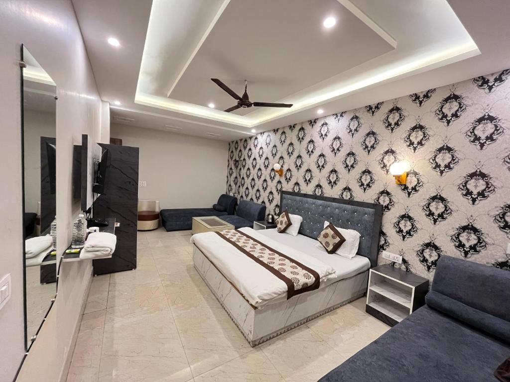 TV a/nebo společenská místnost v ubytování Hotel Tirupati