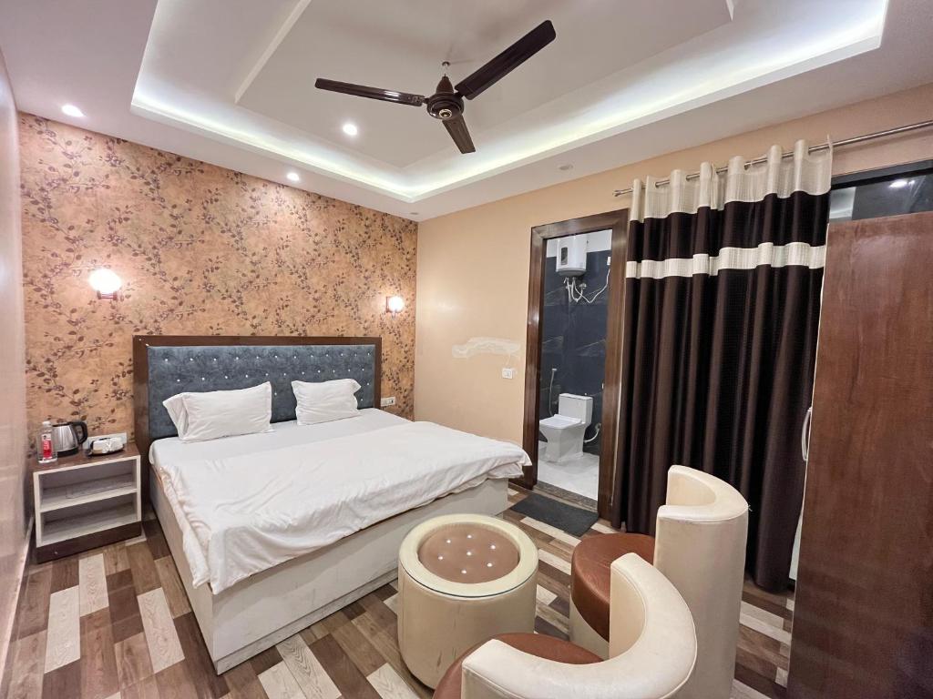 Postel nebo postele na pokoji v ubytování Hotel Tirupati