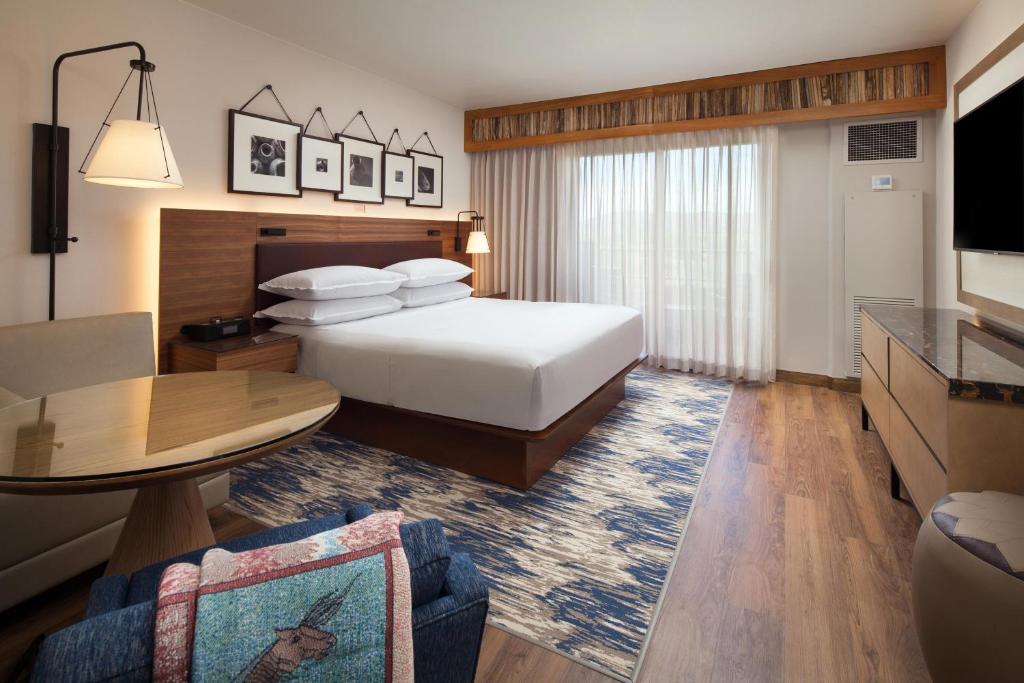 Postel nebo postele na pokoji v ubytování Sheraton Grand at Wild Horse Pass