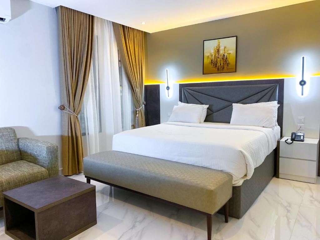 Postel nebo postele na pokoji v ubytování Saint Tropez Hotel and Suites