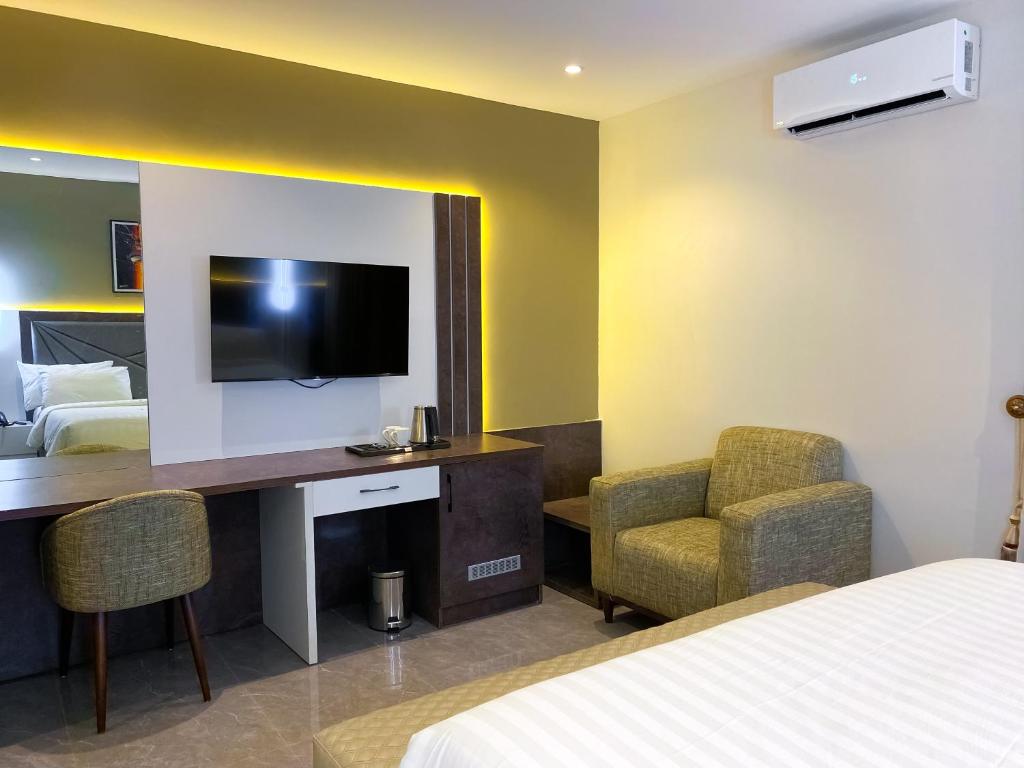 TV a/nebo společenská místnost v ubytování Saint Tropez Hotel and Suites
