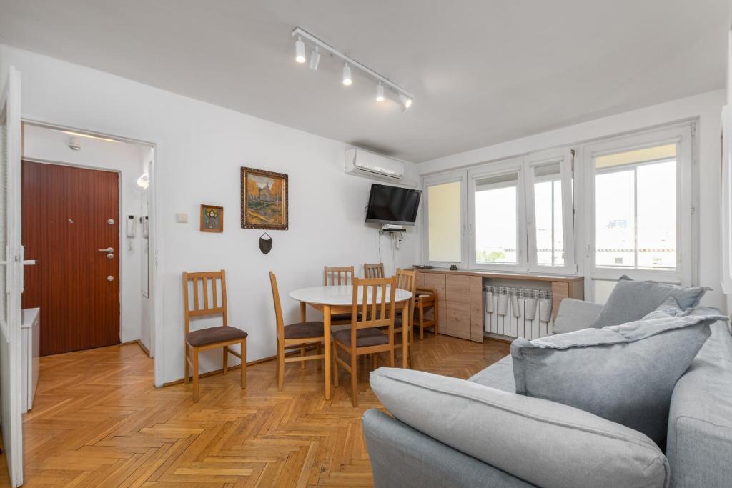 Televízia a/alebo spoločenská miestnosť v ubytovaní Apartament Emilii Plater by Your Freedom
