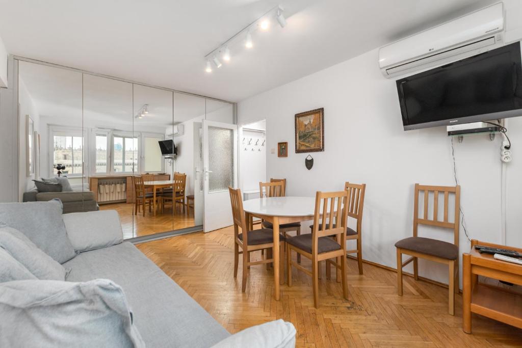 Televízia a/alebo spoločenská miestnosť v ubytovaní Apartament Emilii Plater by Your Freedom