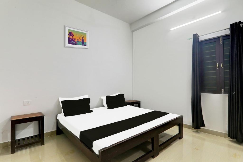 Postel nebo postele na pokoji v ubytování Hotel O Divyata Resorts