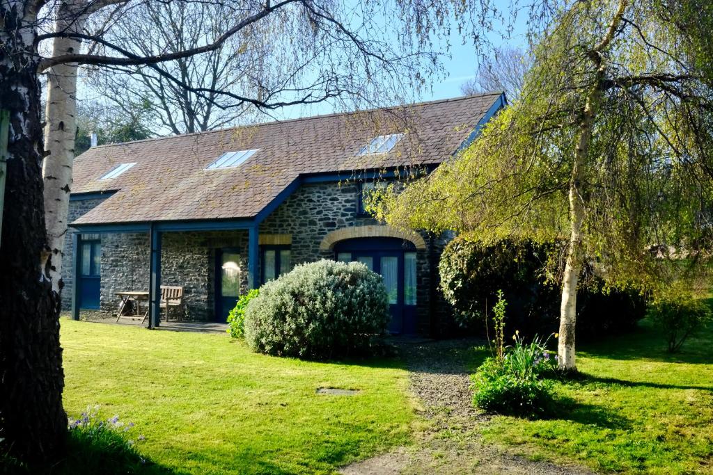 Κήπος έξω από το Pretty barn conversion in seaside village