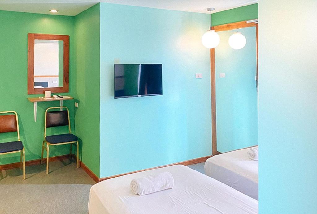 TV a/nebo společenská místnost v ubytování Villa Rosita Hotel Naga City by RedDoorz