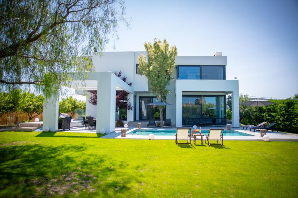 a house with a yard with a swimming pool at Filerimos Panorama Villa in Pastida