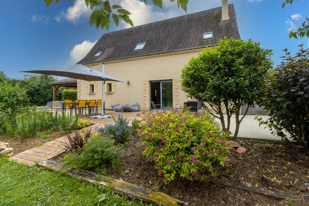 une maison avec un jardin devant dans l'établissement Maison Louise, à Saint-Crépin-et-Carlucet