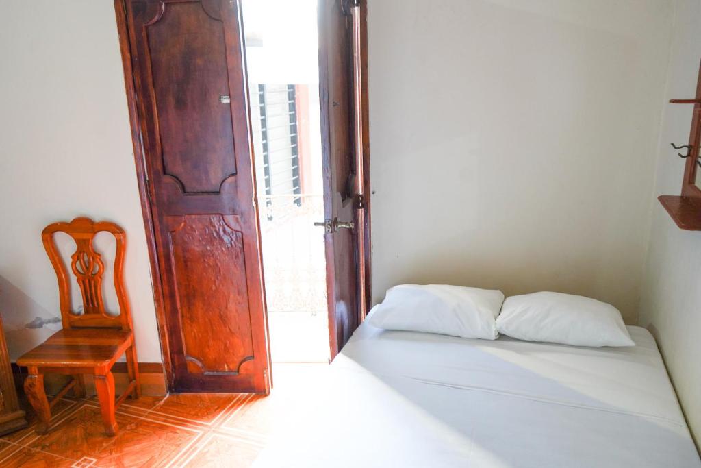 Postel nebo postele na pokoji v ubytování OYO Hotel El Conquistador