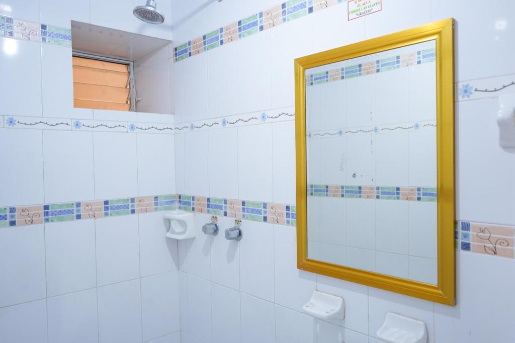 Koupelna v ubytování OYO Hotel El Conquistador