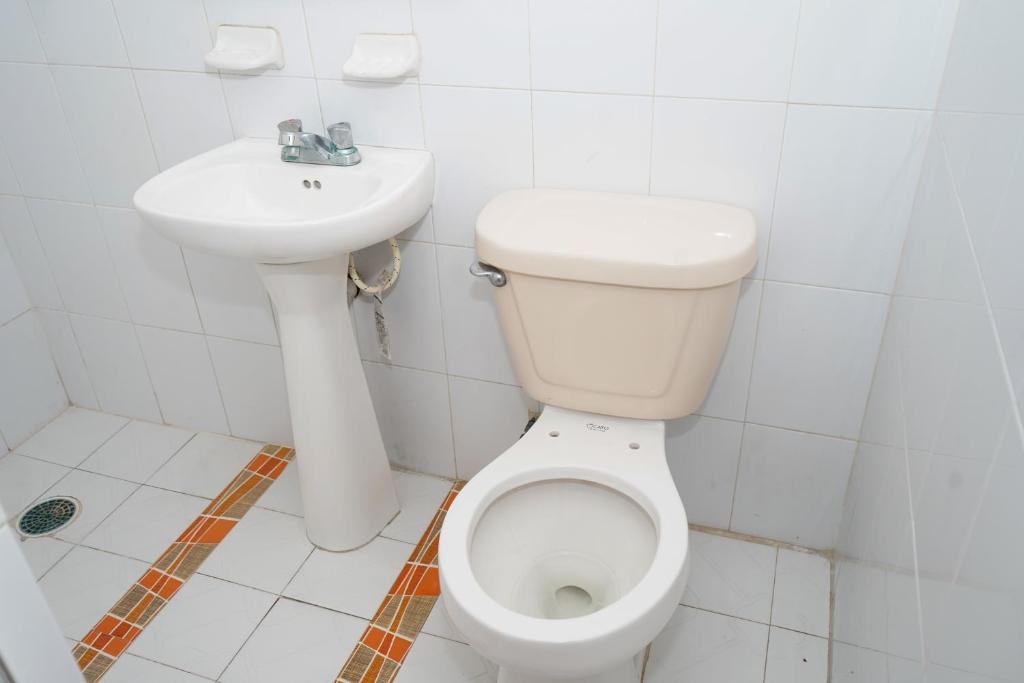 Koupelna v ubytování OYO Hotel El Conquistador