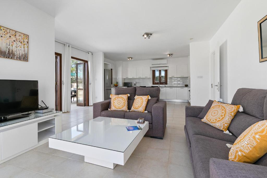 TV a/nebo společenská místnost v ubytování Charming Apartment PZ12 - Lefkara, Aphrodite Hills