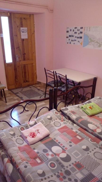 Postel nebo postele na pokoji v ubytování Giorgi's Homestay