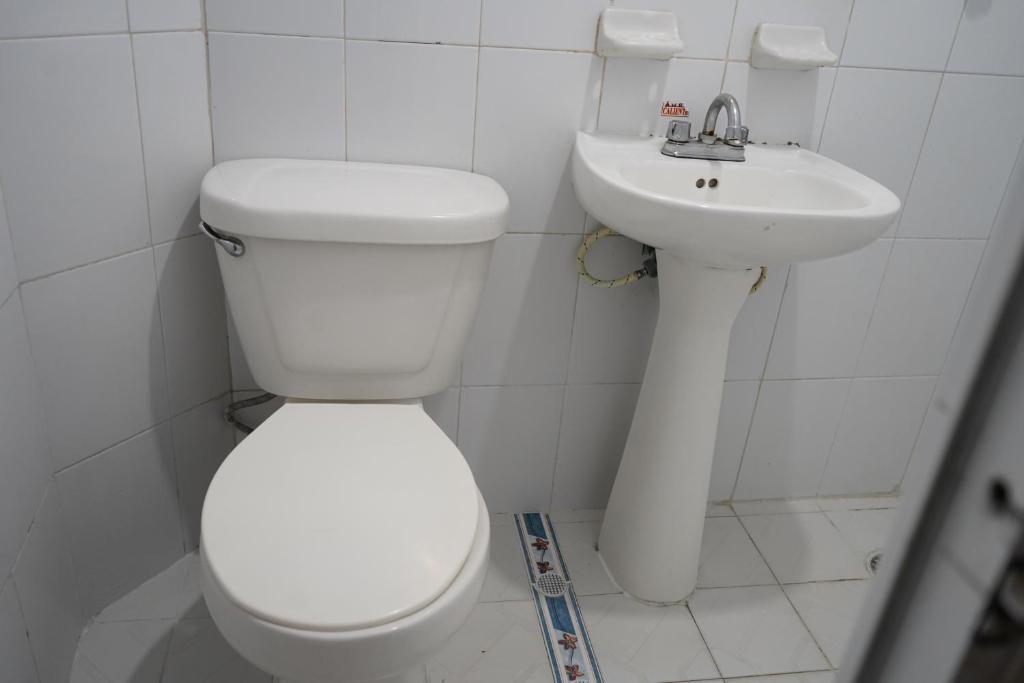 Koupelna v ubytování OYO Hotel El Conquistador