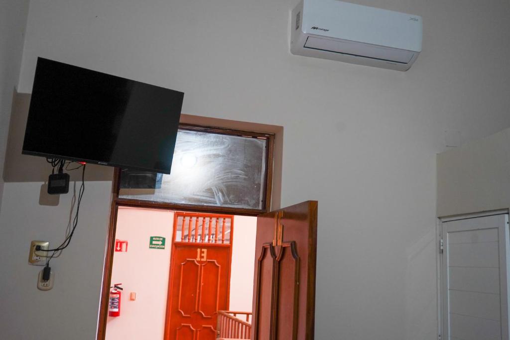 TV a/nebo společenská místnost v ubytování OYO Hotel El Conquistador