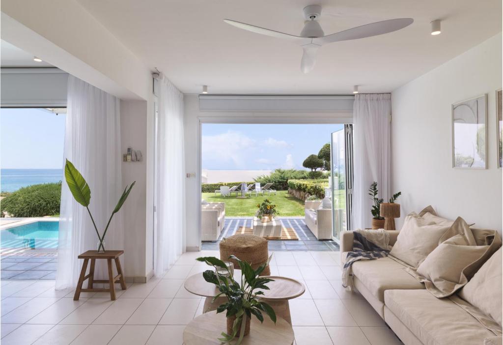 Sirena Solis Villa - Elegant 5-bedroom Sea View Retreat near Sirena Bay
