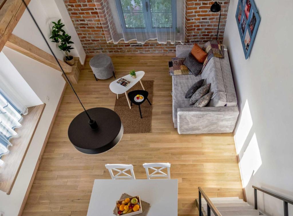 an overhead view of a living room with a couch and a table at Apartmani Pobeda in Bela Crkva