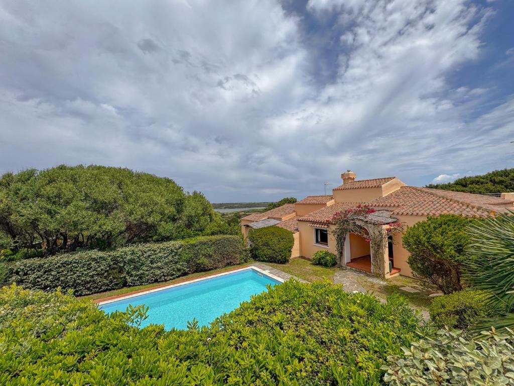 une vue extérieure d'une maison avec piscine dans l'établissement Villa Rosy - Comfort e Piscina Privata by Host Hero, à Stintino