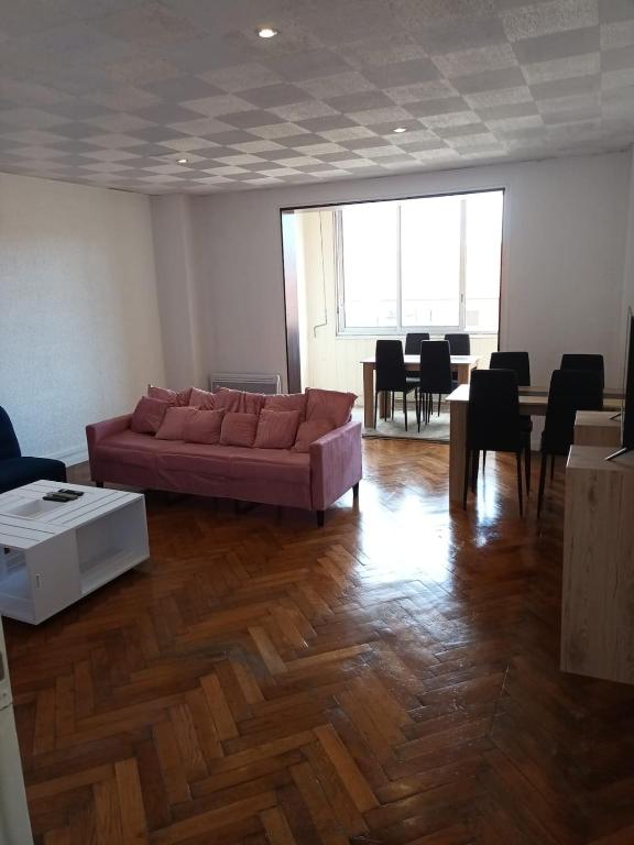 un salon avec un canapé et une table dans l'établissement Appartement 2 chambres à Cannes, à Cannes