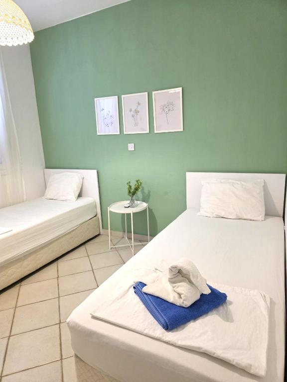 Postel nebo postele na pokoji v ubytování H&O Best Apt In Paphos!