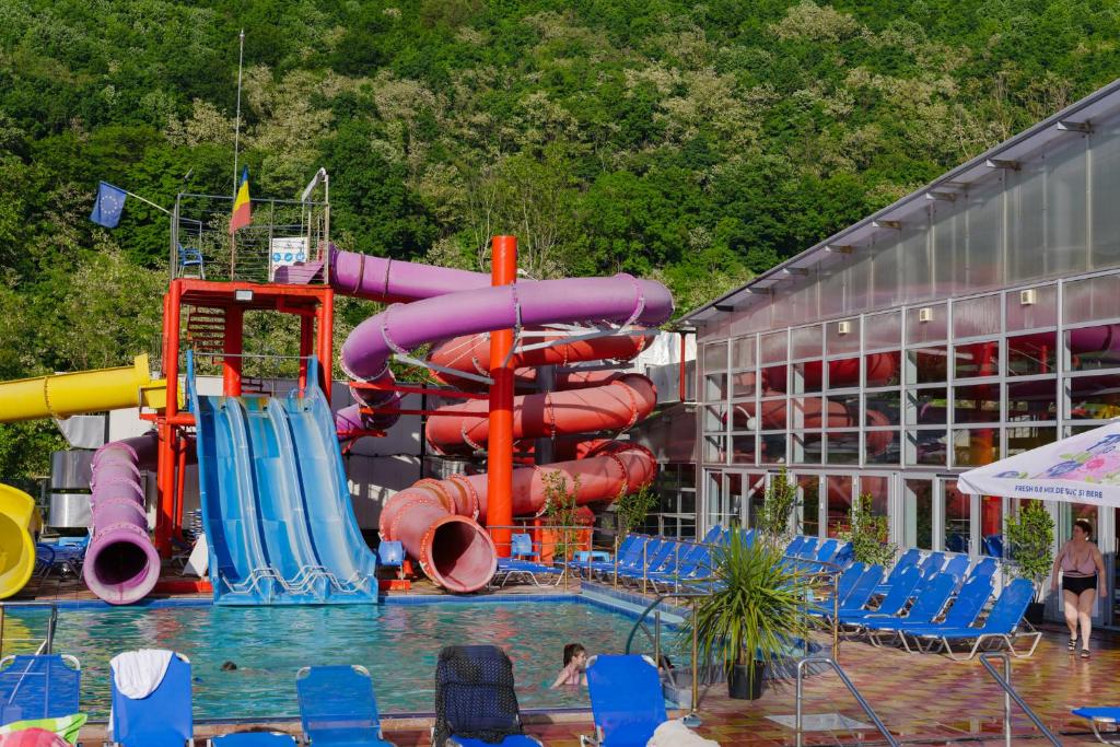 Bazén v ubytování Complex Balnear Cozia - Corp Oltul nebo v jeho okolí