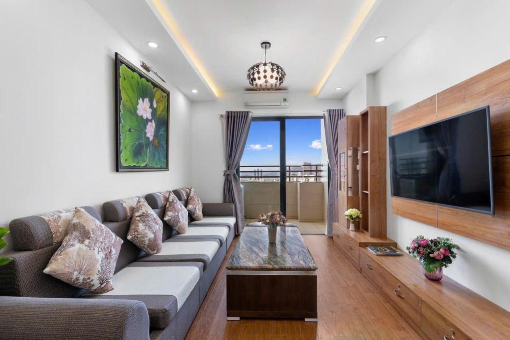 Una televisión o centro de entretenimiento en Da nang seaview MT apartment