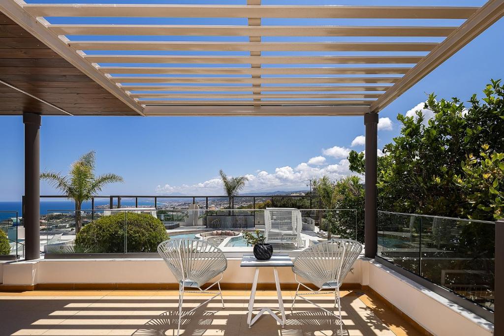Balkón alebo terasa v ubytovaní Villa Belle, Where Sea Views Meet Sunset Magic by etouri