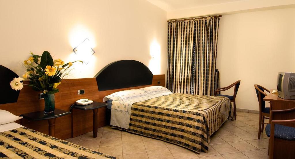 Hotel Marconi - Driepersoonskamer Met Badkamer