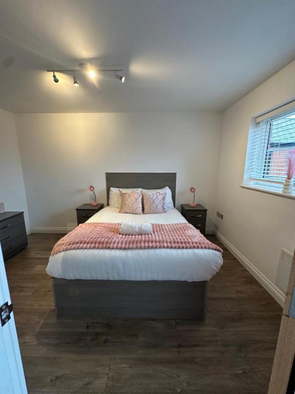 Hotel 59 MINT DRIVE 2 Bedrooms with CAR Or Van PARK,WIFI,NETFLIX No Deposit Required, a bedroom with a large bed and a window at 59 MINT DRIVE 2 Bedrooms with CAR Or Van PARK,WIFI,NETFLIX No Deposit Required in Birmingham