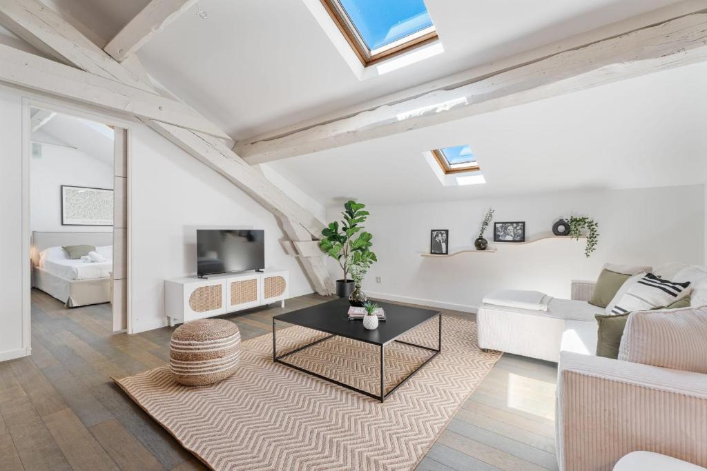 un salon avec un canapé et une table dans l'établissement Appartement Reyer - Welkeys, à Cannes