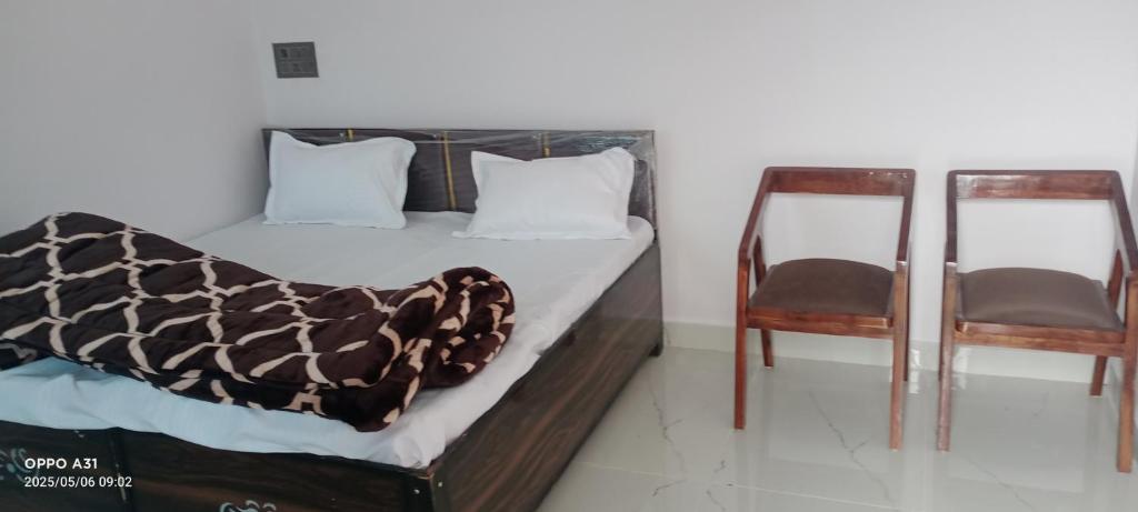 Una cama o camas en una habitación de Narmada sky ridge view hotal