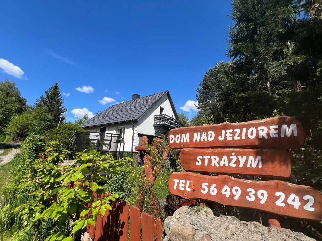 a street sign in front of a house at Dom nad jeziorem Strażym in Zbiczno
