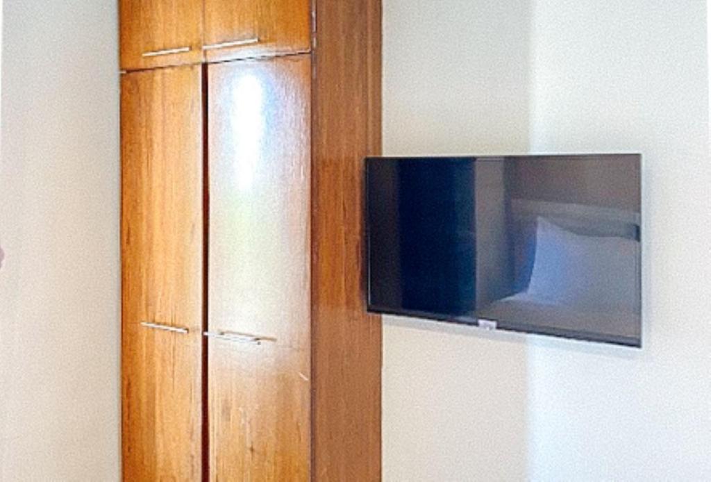 TV a/nebo společenská místnost v ubytování Villa Rosita Hotel Naga City by RedDoorz